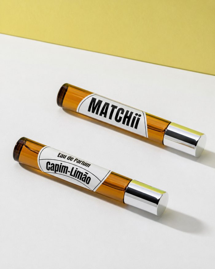 O capim-limão domina a composição com seu frescor aromático vibrante, criando uma aura revigorante que acalma e estimula ao mesmo tempo — a sensação de banho tomado, de pele limpa e respiração livre.